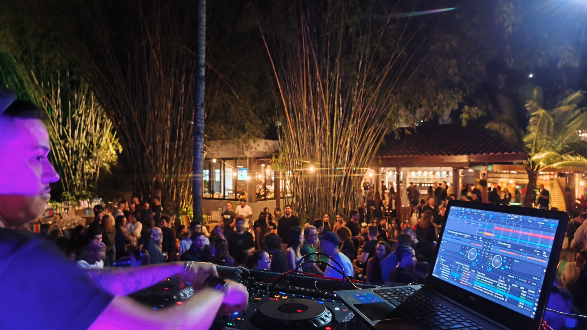 DJ tocando para o público à noite