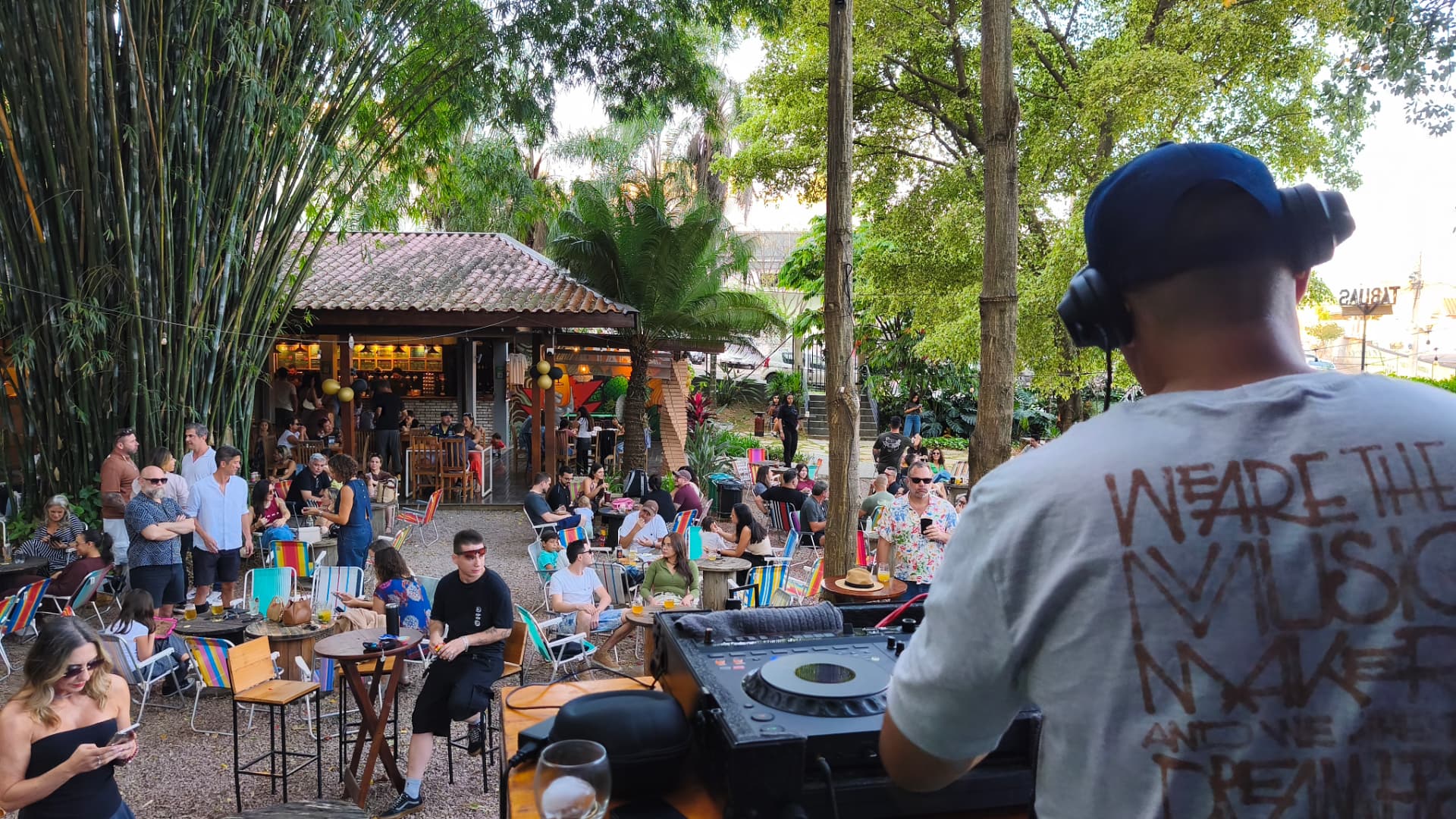 Público aproveitando a festa ao ar livre durante o dia