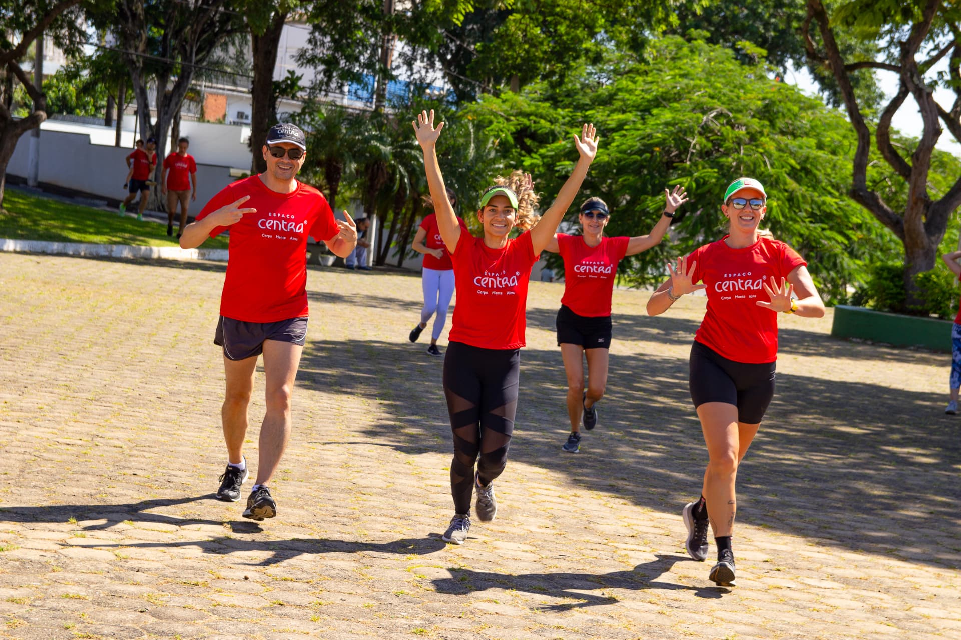 Participantes correndo e caminhando juntos ao ar livre